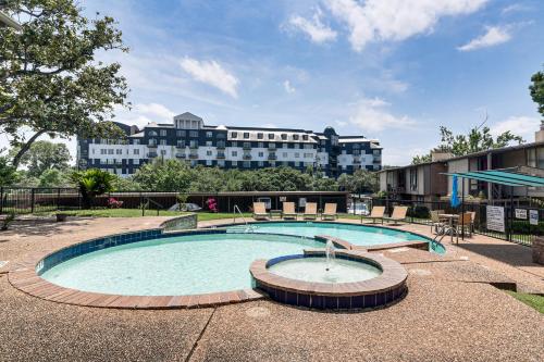 Pool Access! Sleek Condo, 2 Mi to Memorial Park in Houston