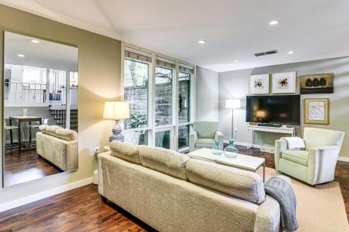 Pool Access! Sleek Condo, 2 Mi to Memorial Park in Houston