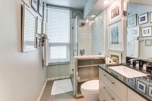 Pool Access! Sleek Condo, 2 Mi to Memorial Park in Houston