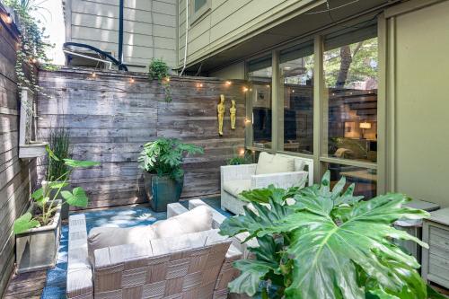 Pool Access! Sleek Condo, 2 Mi to Memorial Park in Houston