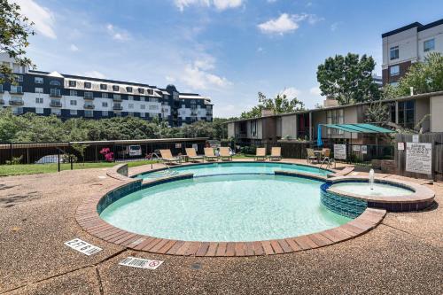 Pool Access! Sleek Condo, 2 Mi to Memorial Park in Houston