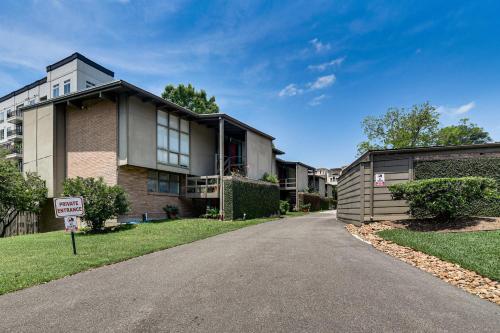 Pool Access! Sleek Condo, 2 Mi to Memorial Park in Houston