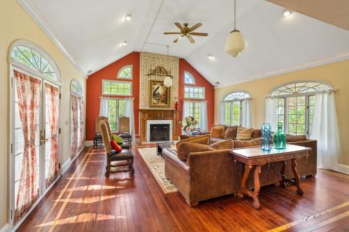 Private 5BR Farmhouse Pool Sleeps 12 Family in Berkeley Heights
