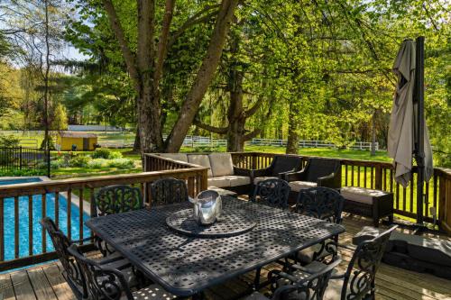 Private 5BR Farmhouse Pool Sleeps 12 Family in Berkeley Heights