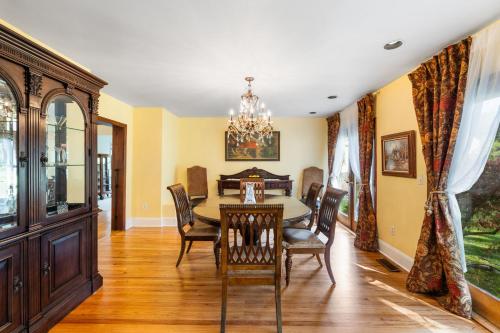 Private 5BR Farmhouse Pool Sleeps 12 Family in Berkeley Heights