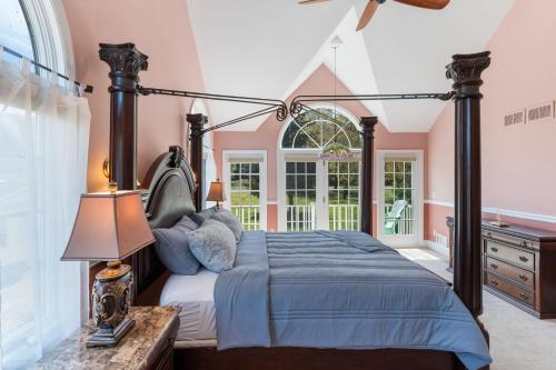 Private 5BR Farmhouse Pool Sleeps 12 Family in Berkeley Heights