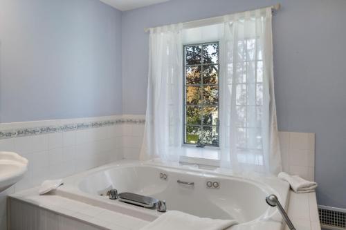 Private 5BR Farmhouse Pool Sleeps 12 Family in Berkeley Heights