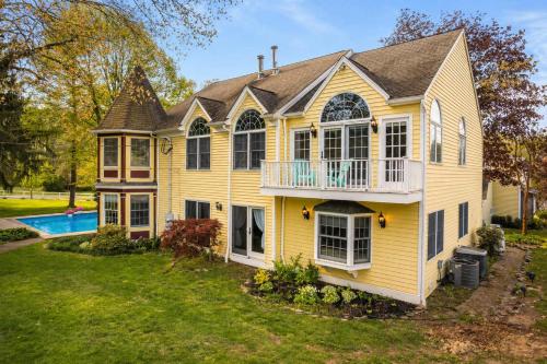 Private 5BR Farmhouse Pool Sleeps 12 Family in Berkeley Heights