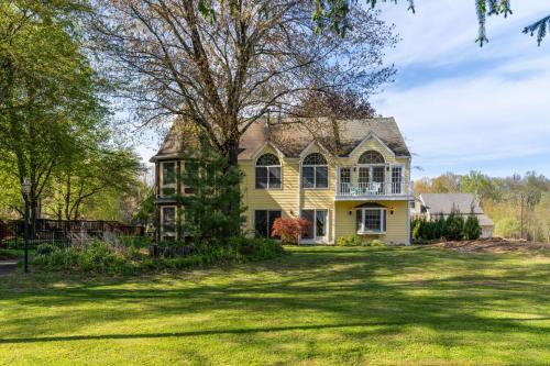 Private 5BR Farmhouse Pool Sleeps 12 Family in Berkeley Heights