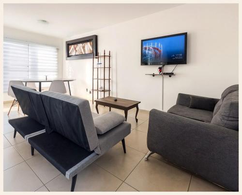 Spacious 3BR House On-Site Parking at Los Lagos in La Pila