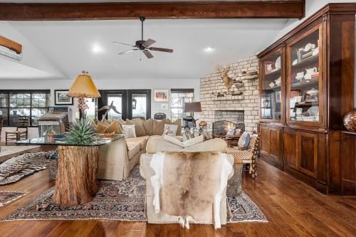 Pool, Porch & Stunning Views: Spacious Texas Home!, Glen Rose (zdjęcie 10)