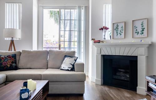 Spacious 2 Bedroom 2 Bathroom In Gated Community in Los Angeles, USA