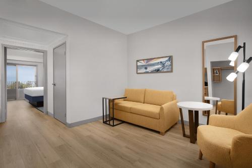 Hampton Inn & Suites San Clemente - image 11