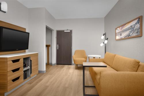 Hampton Inn & Suites San Clemente - image 9