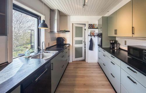 Konyha, 4 Bedroom Cozy Home In Allinge in Olsker