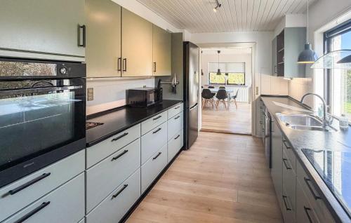 Konyha, 4 Bedroom Cozy Home In Allinge in Olsker
