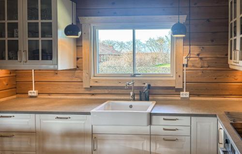 Kitchen, 3 Bedroom Beautiful Home In Haderslev in Aro