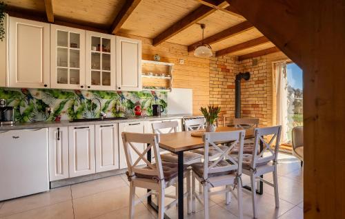 virtuve, Lovely Home In Balachy With Sauna in Lipusz