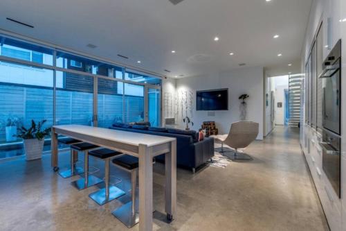Luxury 2BR 2BA w Pool and Large Pets Allowed in East Dallas