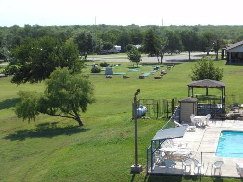 Bay Landing Camping Resort Deluxe Cabin 29 - image 5