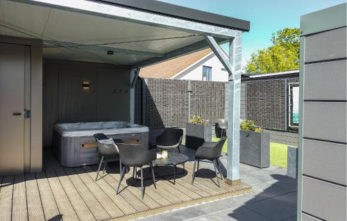 Vista exterior, Amazing Home In Stavenisse With Swimming Pool in Tholen