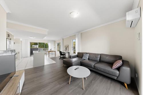 Modern 2BR Mango Hill Stay Close to Shops & Rail