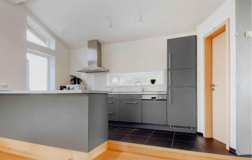 virtuve, Gorgeous Home In Veggli With Sauna in Kravik