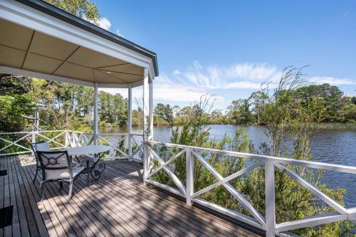 Chalet Un at Woodman Estate in Moorooduc
