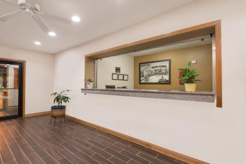 Super 8 By Wyndham Mt Carmel Il In Il - 