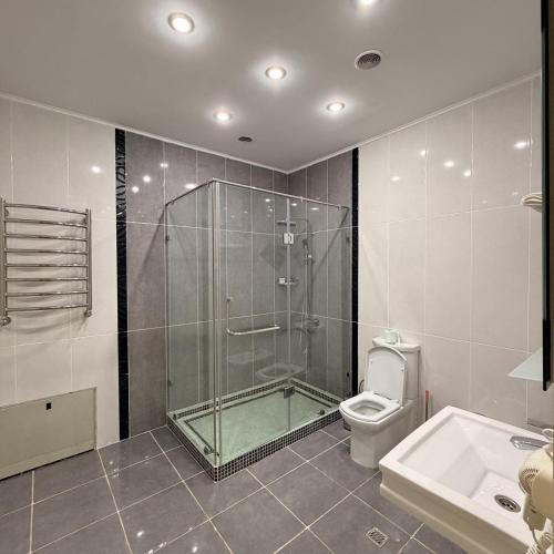 Shower, Sky Town Mountain Resort in Yusufkhona