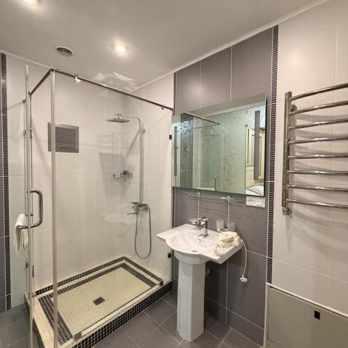 Shower, Sky Town Mountain Resort in Yusufkhona