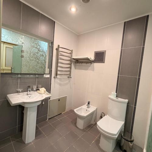 Bathroom, Sky Town Mountain Resort in Yusufkhona