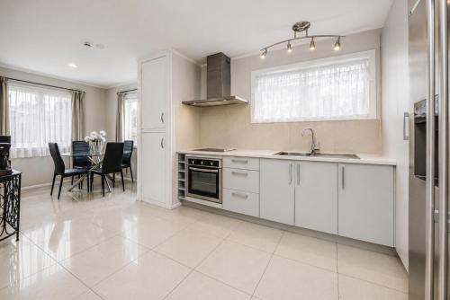 ห้องครัว, Affordable Stay Near Auckland Airport – Māngere Bridge (Affordable Stay Near Auckland Airport – Mangere Bridge) in โอ๊คแลนด์