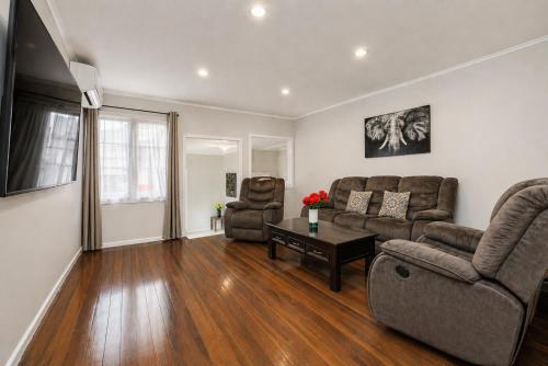 ห้องส่วนกลางสำหรับนั่งเล่น/ดูทีวี, Affordable Stay Near Auckland Airport – Māngere Bridge (Affordable Stay Near Auckland Airport – Mangere Bridge) in โอ๊คแลนด์