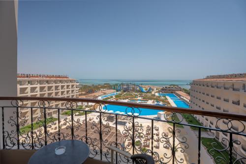 Erkély/terasz, SUNRISE Azalea Aqua Park Resort  in Al Ahyaa