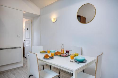 COLIVING - bedroom Salon & TV in Peron