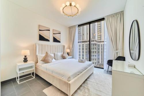 fam living Modern Dubai Escape at The Crest - image 4