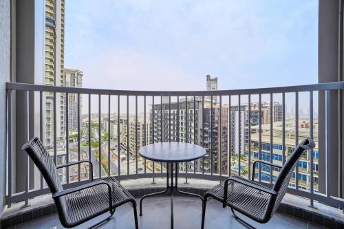 fam living Modern Dubai Escape at The Crest - image 8