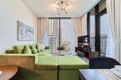 fam living Modern Dubai Escape at The Crest - image 13