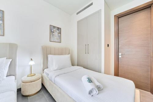 fam living Modern Dubai Escape at The Crest - image 11