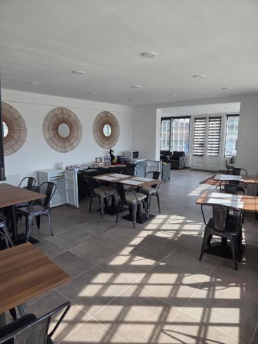Iekārtas, La Pie Qui têtte-Chambre 3 avec salle de repas commune (La Pie Qui tette-Chambre 3 avec salle de repas commune) in Vierville Sur Mer