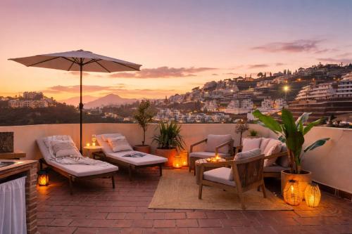 Luxe duplex Marbella met dakterras & zeezicht – khách sạn tại Lomas de La Quinta