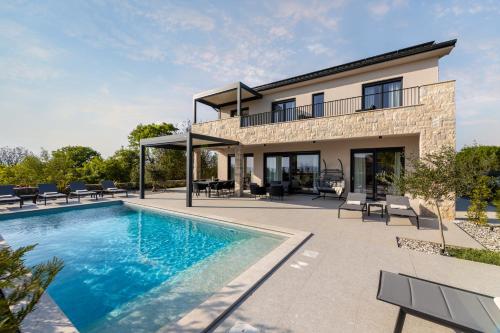 Villa Cesarica with heated pool, indoor pool and sauna – khách sạn tại Vrh