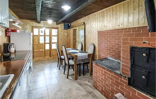virtuve, Pet Friendly Home In Karlovac With Wifi in Gornji Budacki