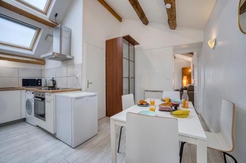 Konyha, COLIVING - bedroom - TV- Private Bathroom in Peron
