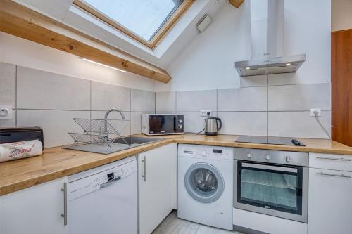 Konyha, COLIVING - bedroom - TV- Private Bathroom in Peron