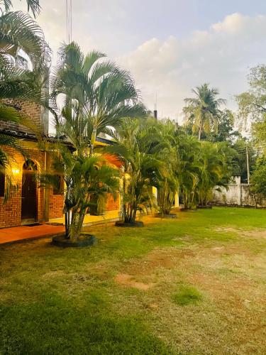 Isuru Inn in Mahijanganaja