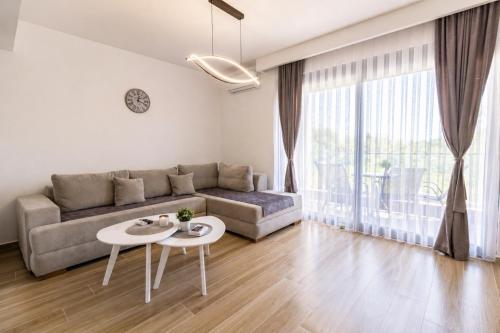 Mareluna Long Beach by Odea Stays