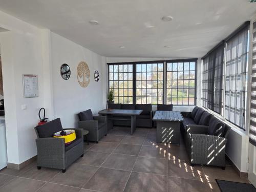 Koplietošanas atpūtas telpa ar TV, La Pie qui têtte - Chambre 4 avec salle de repas commune (La Pie qui tette - Chambre 4 avec salle de repas commune) in Vierville Sur Mer