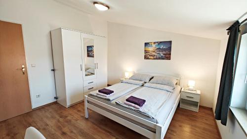 2 bedrooms, 3 beds